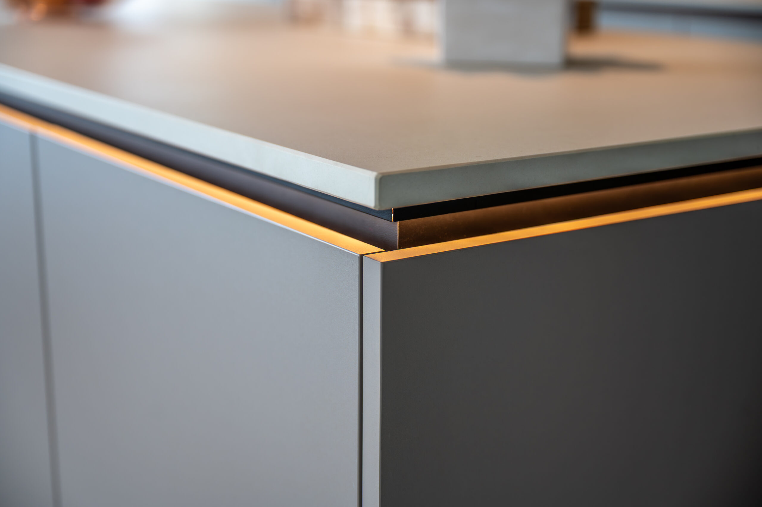 Detail van maatwerkmeubilair met geïntegreerde verlichting