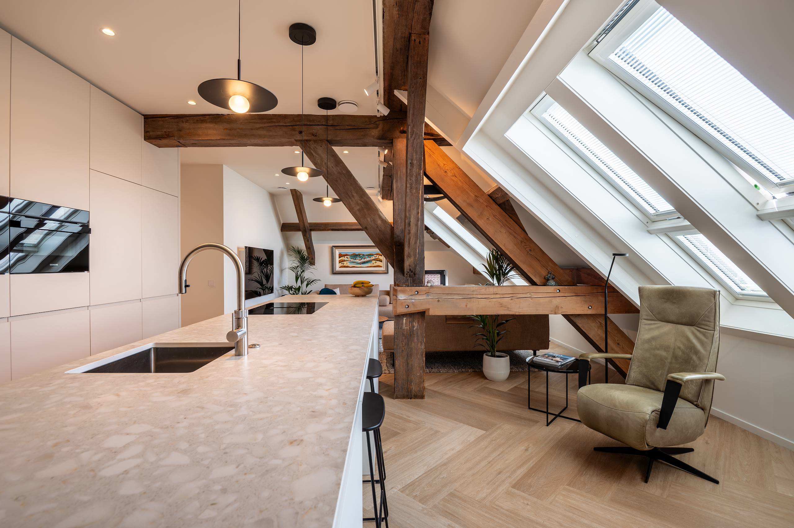 Maatwerkinterieur in een lichte woning met houten dakconstructie